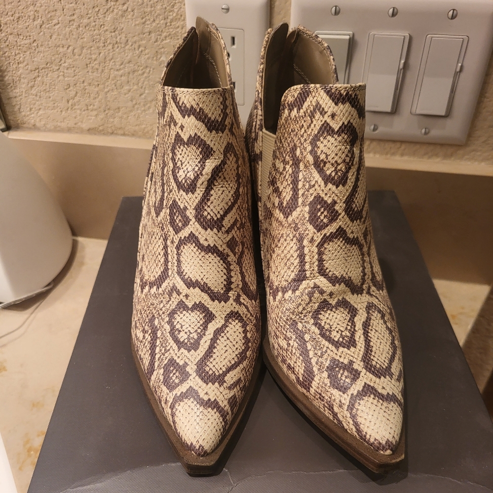 Vince Camuto gradina snake ankle bootie